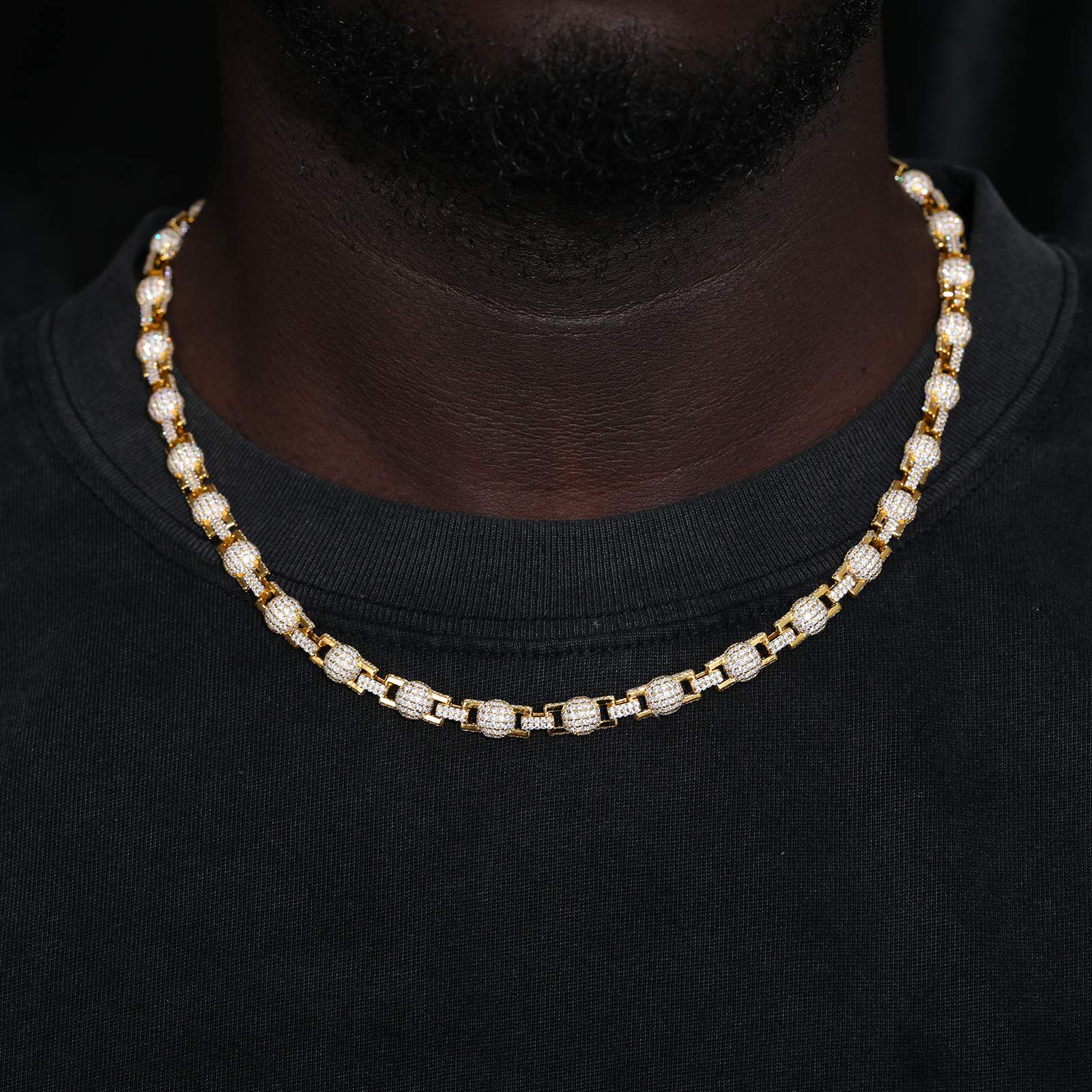 a-box-link-chain-on-a-rappers-neck