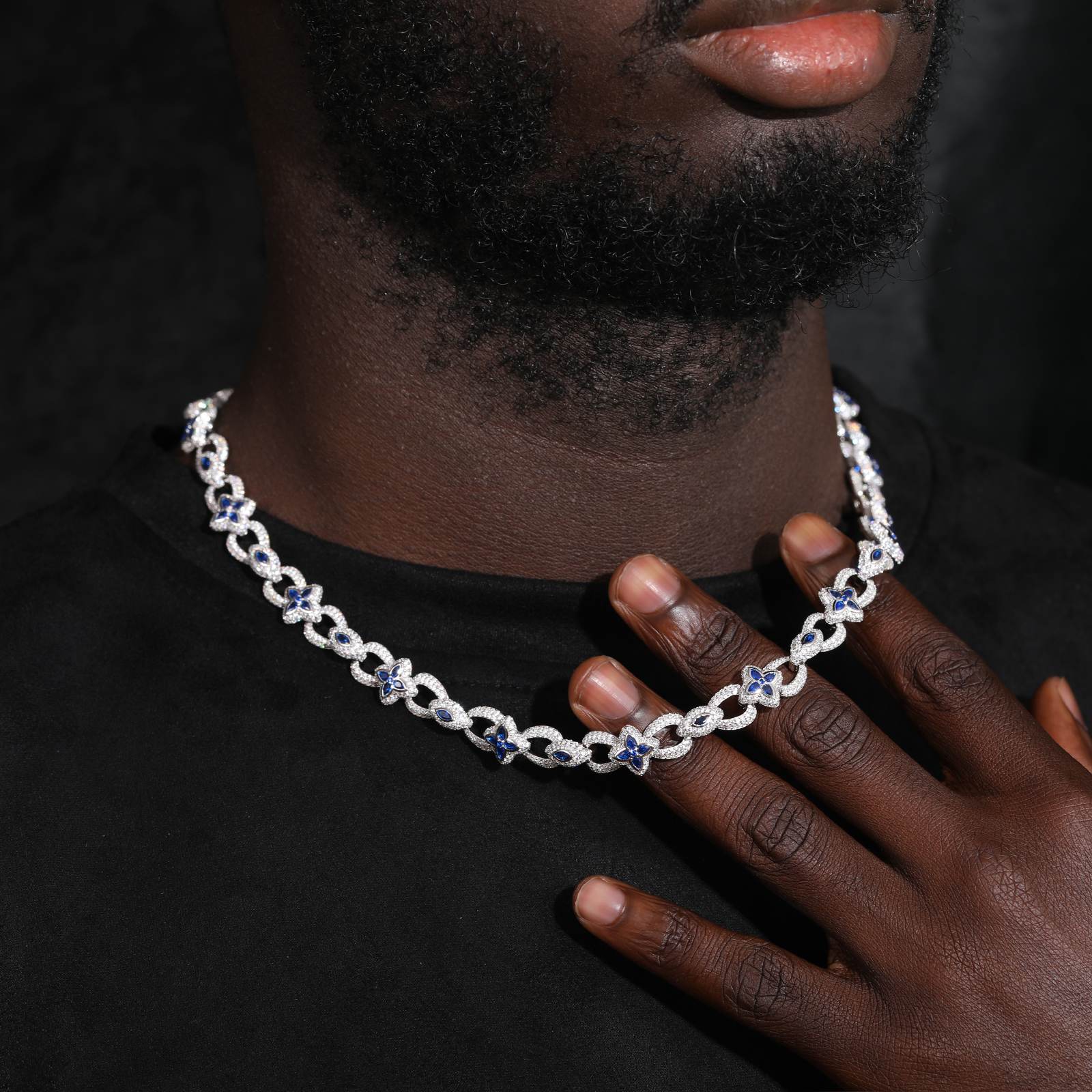 a-man-wear-a-white-gold-link-chain