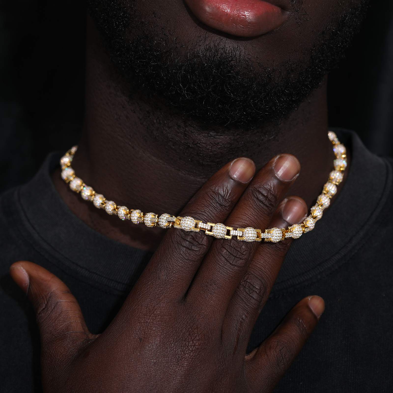 rappers-wear-a-iced-out-box-link-chain-in-gold